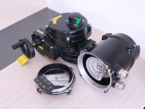 在工業(yè)自動化與民用流體控制領(lǐng)域，電動閥門執(zhí)行器作為關(guān)鍵組件，扮演著至關(guān)重要的角色。它如同閥門的“大腦”與“肌肉”，準(zhǔn)確接收并執(zhí)行控制信號，驅(qū)動閥門開度變化，實(shí)現(xiàn)流體的準(zhǔn)確調(diào)節(jié)。那么，電動閥門執(zhí)行器究竟由哪些核心部件構(gòu)成？艾德默閥門廠家將為您一一揭曉。 電動閥門執(zhí)行器的核心構(gòu)成 (1)首推驅(qū)動電機(jī)。作為執(zhí)行器的動力源泉，電機(jī)將電能轉(zhuǎn)化為機(jī)械能，為閥門開閉提供強(qiáng)勁動力。艾德默選用的電機(jī)，不僅具備節(jié)能的特點(diǎn)，更在穩(wěn)定性與耐用性上表現(xiàn)突出，確保執(zhí)行器長期穩(wěn)定運(yùn)行。 (2)緊隨電機(jī)之后的，是減速器。它的作用在于將電機(jī)的高速旋轉(zhuǎn)轉(zhuǎn)化為閥門所需的低速大扭矩輸出，使閥門能夠平穩(wěn)、準(zhǔn)確地開啟或關(guān)閉。艾德默的減速器設(shè)計(jì)精巧，傳動效率高，有效降低了能耗與噪音，提升了整體性能。 (3)位置傳感器，則是電動閥門執(zhí)行器的“眼睛”。它實(shí)時(shí)監(jiān)測閥門的開度位置，并將這一信息反饋給控制系統(tǒng)，形成閉環(huán)控制，確保閥門開度與設(shè)定值一致。艾德默采用的高精度位置傳感器，分辨率高，響應(yīng)速度快，為準(zhǔn)確控制提供了有力保障。 (4)此外，電動閥門執(zhí)行器還包含控制電路板、限位開關(guān)等關(guān)鍵部件?？刂齐娐钒遑?fù)責(zé)接收并處理來自上位機(jī)的控制信號，驅(qū)動電機(jī)按預(yù)定程序工作；限位開關(guān)則用于保護(hù)閥門，防止其因過度開閉而損壞。 艾德默電動閥門執(zhí)行器，憑借其精心設(shè)計(jì)的核心構(gòu)成與優(yōu)越的工作性能，廣泛應(yīng)用于各類工業(yè)及民用流體控制系統(tǒng)中。無論是暖通空調(diào)、給排水、消防，還是中央空調(diào)水系統(tǒng)等領(lǐng)域，艾德默執(zhí)行器都能以穩(wěn)定可靠的表現(xiàn)，贏得客戶的信賴與好評。 選擇艾德默電動閥門執(zhí)行器，就是選擇了準(zhǔn)確、穩(wěn)定的流體控制解決方案。我們將以專業(yè)的技術(shù)、優(yōu)良的服務(wù)，助力您的流體控制系統(tǒng)邁向更高水平！
